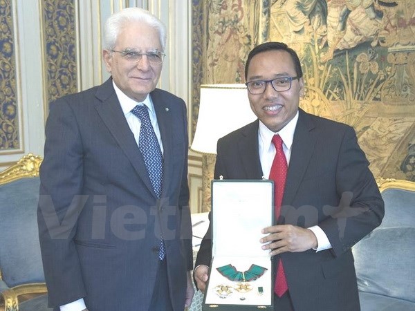 Italy presents Order of Merit to Vietnam’s outgoing ambassador